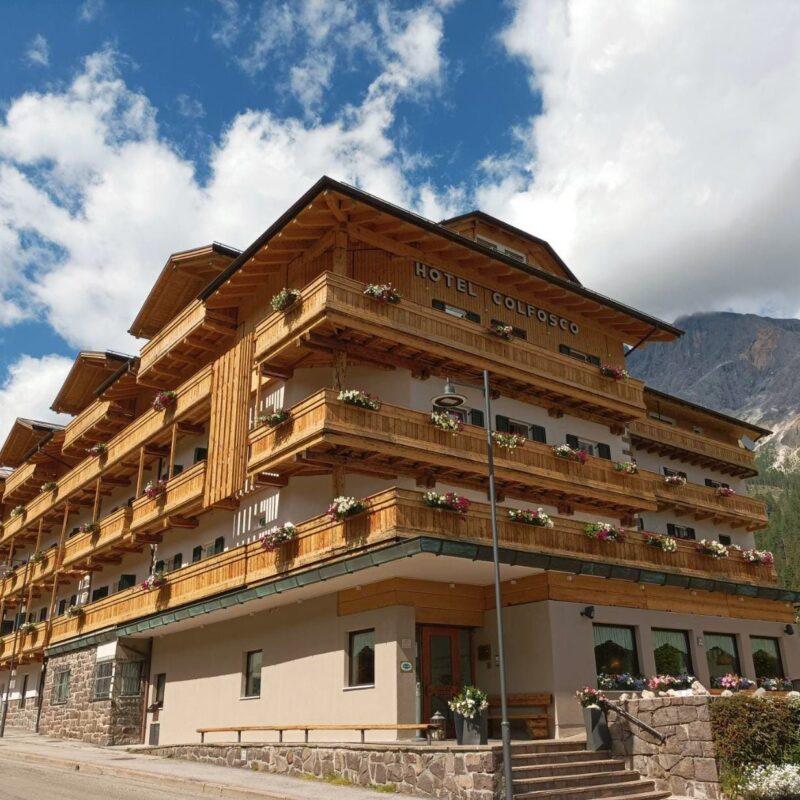 Hotel Colfosco Facciata Estate